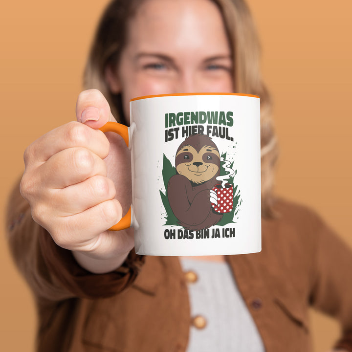 Lustige Tasse "Irgendwas ist faul" – Humorvolles Geschenk mit Faultier-Motiv